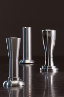 Klicken zum vergrößern! Häfele macht’s möglich: Aus wenigen Teilen entstehen die unterschiedlichsten Möbelfüße. Sie werden mit Gewindeschraube oder mit Anschraubplatte am Möbel befestigt.